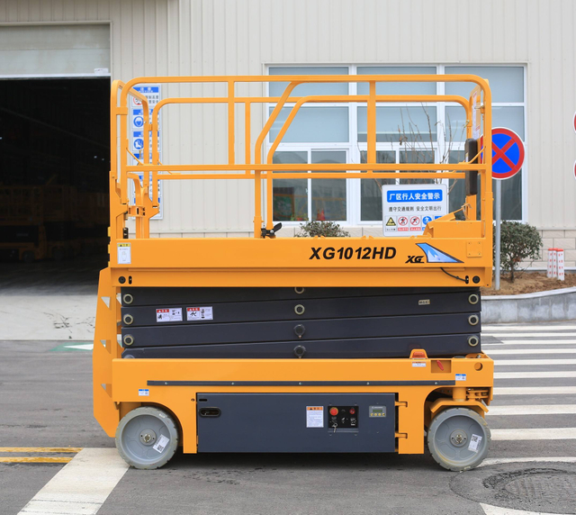 High Capacity Lead-acid Scissor Lift XG1012HD XG1012HD-Li 11.8m Max Height Durable Structure 