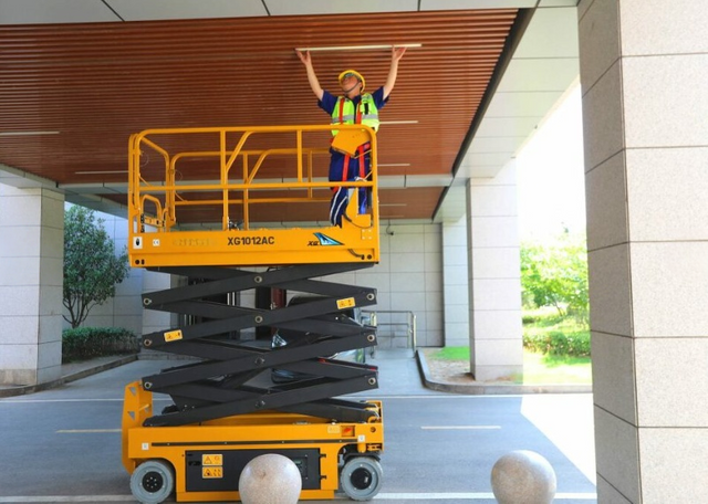 XG1012AC Self-propelled AC Drive Scissor Lift Low Noise Zero Emission Stable Performance for Narrow Space Work